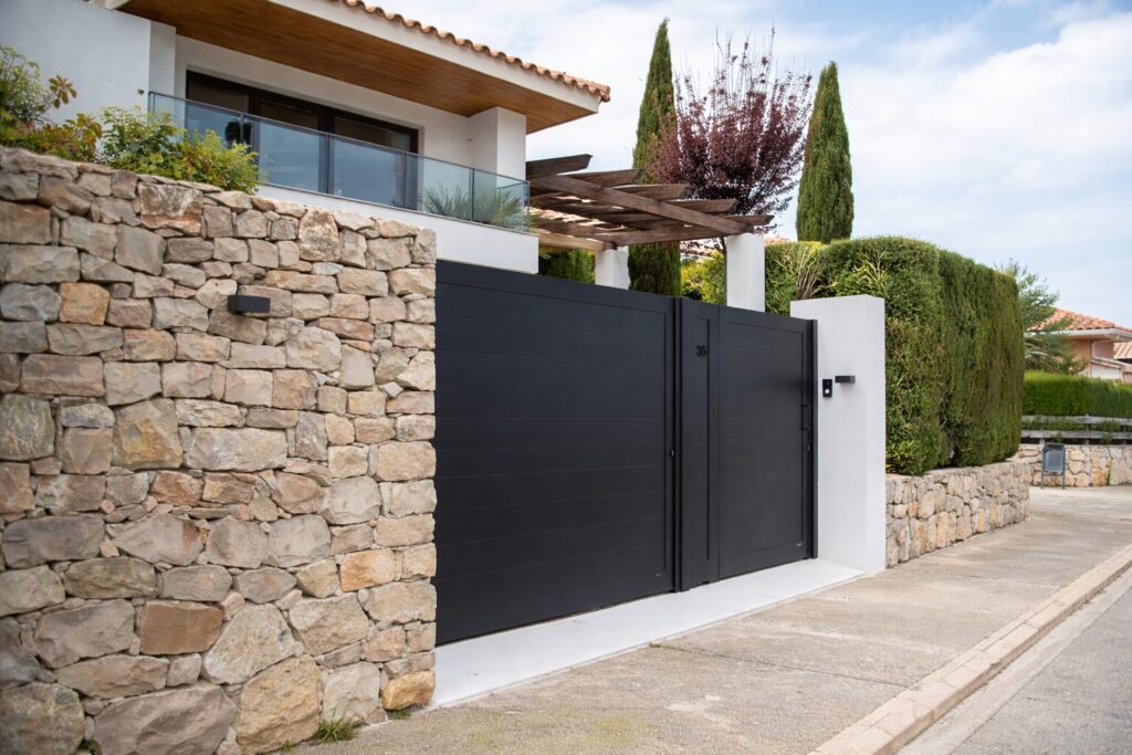 portón metálico seguridad